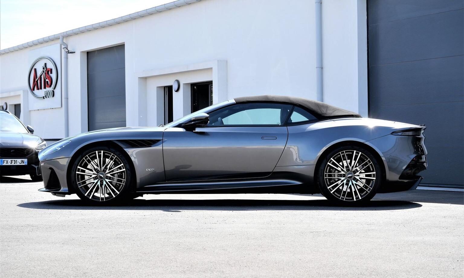 Aston_Martin_crop_1536x1024